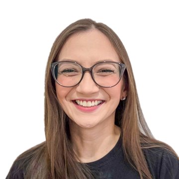 Teacher Isa sorrindo, com a camiseta da Paifer Academy